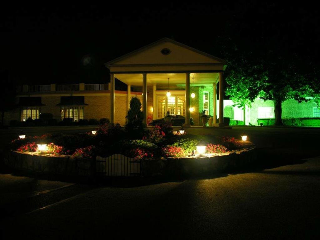 Hotel Carlisle & Embers Convention Center 외부 사진